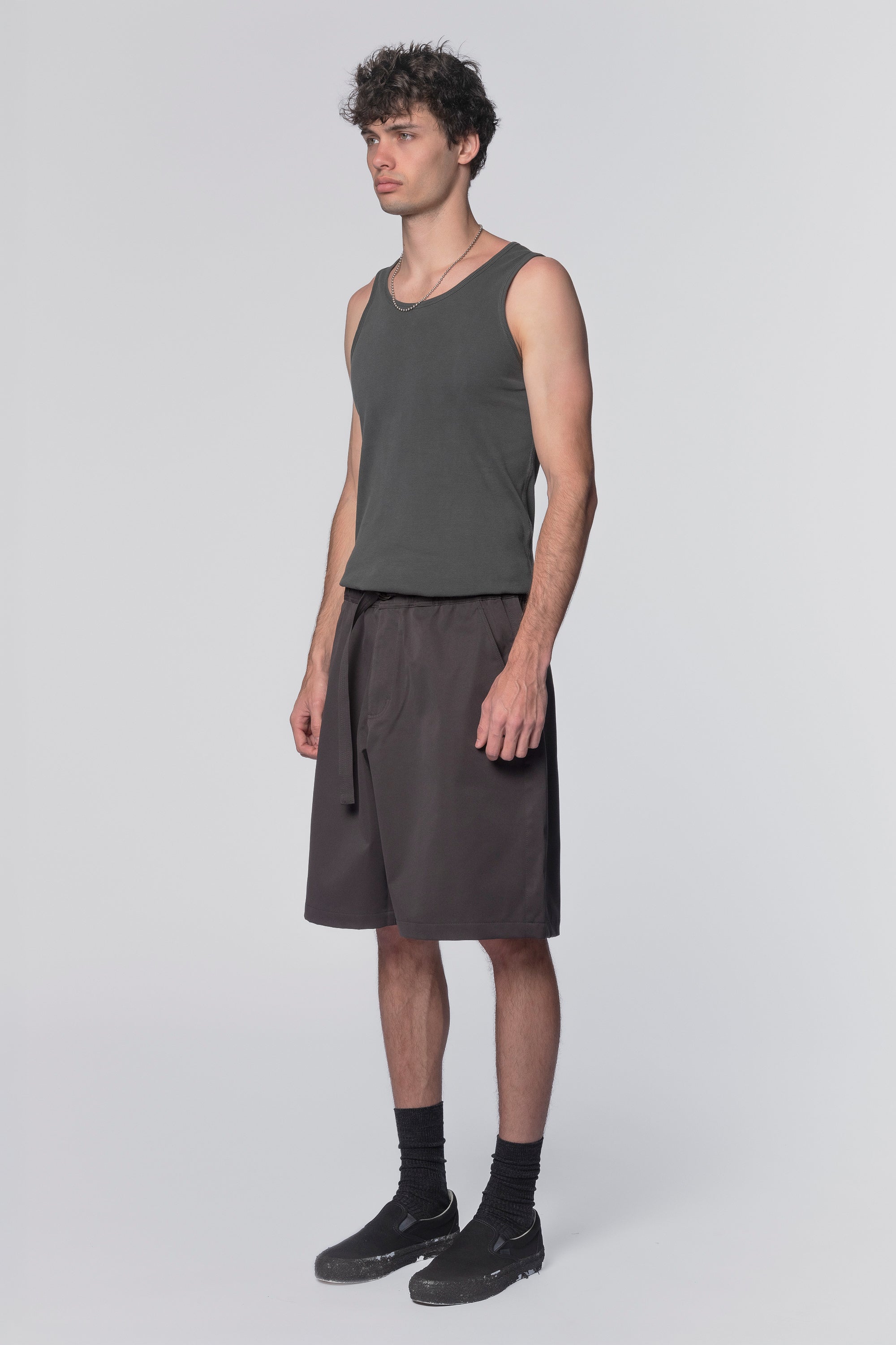 Beach Brains Proof Short in dark grey, casual men's shorts with a relaxed fit and adjustable waistband, shown on a model.